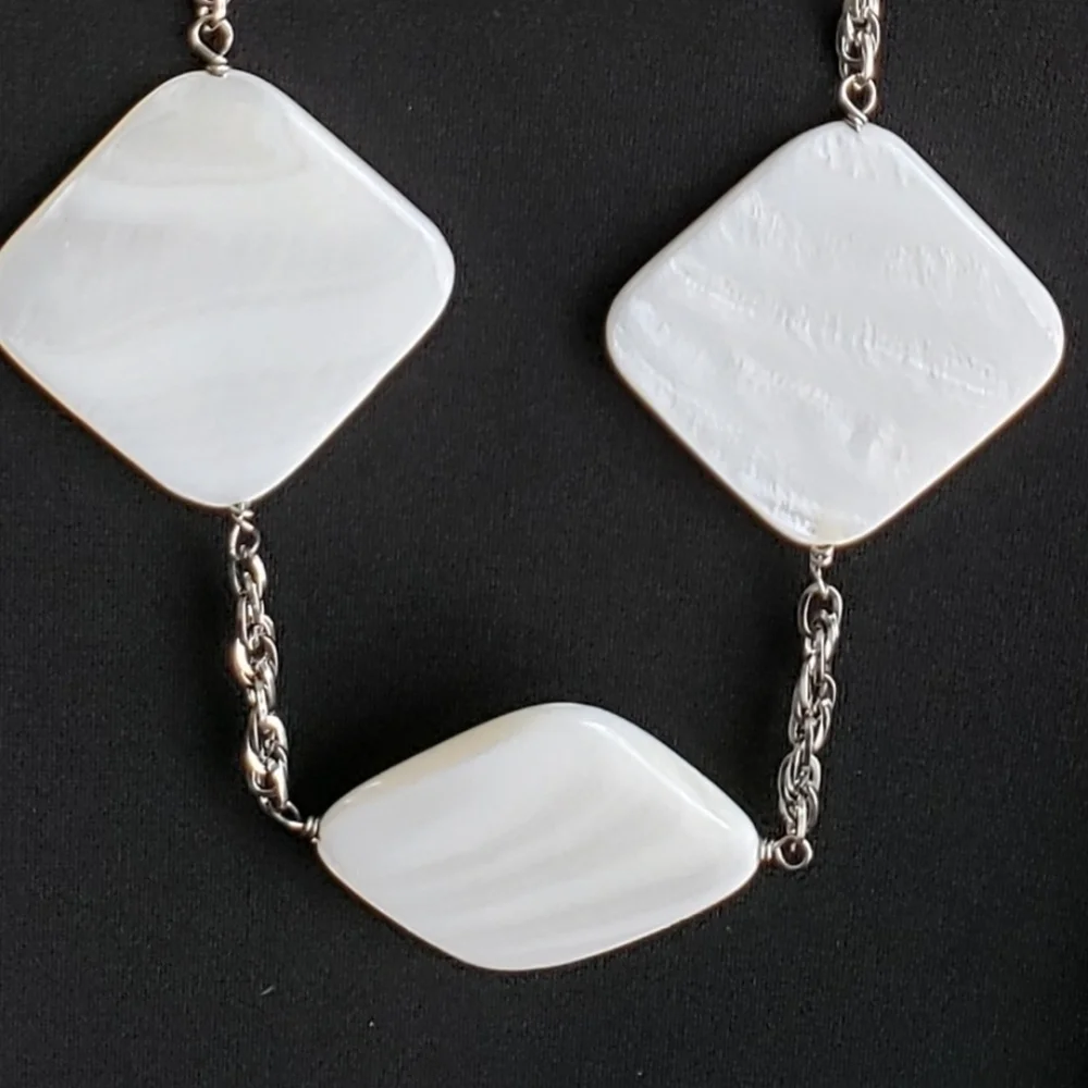 STATEMENT NECKLACE SILVER LINK CHAIN WITH WHITE SQUARE BEADS